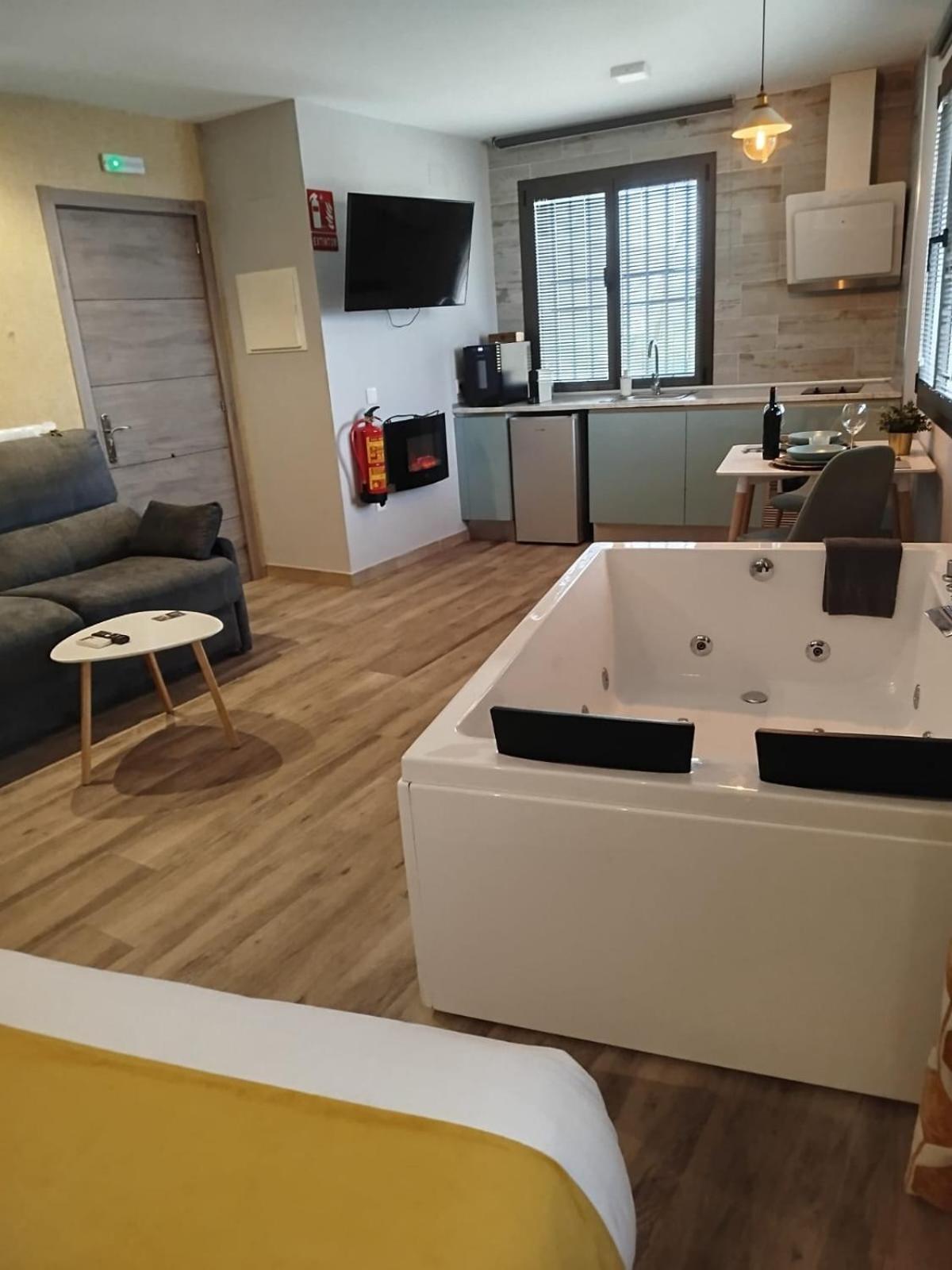 Airen Suites Chinchón Екстериор снимка